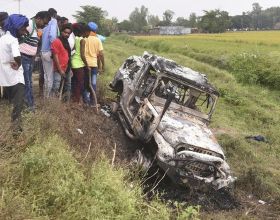 印度部長兒子開車碾殺4名農民，然後車裡四人被活活打死
