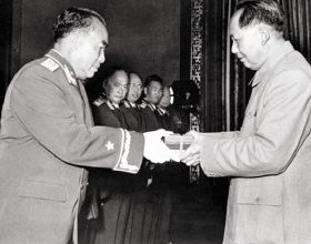 1955年授銜時，軍委讓一人自己填寫軍銜，他寫下“中將”