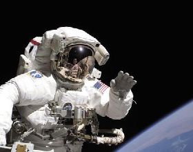 宇航員不小心掉進太空，如何返回飛船？兩個方法或許可以一試