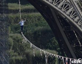 法國小夥從埃菲爾鐵塔出發在670米高空走鋼絲