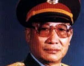 1988年恢復軍銜，有兩大軍區司令員授中將，為何政委卻是上將？