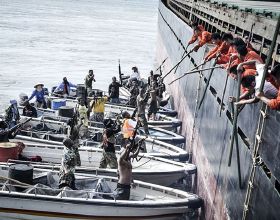 中國船員勇鬥索馬利亞海盜，手無寸鐵擊退三波進攻，他們如何做到的