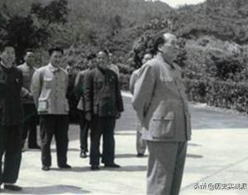 1965年，毛主席在武漢接見張平化，毛主席：你陪我回一趟井岡山吧