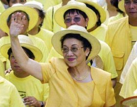 菲律賓女總統阿基諾夫人：自稱中國人，多次回國尋根，並以此為豪