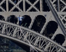 27歲法國高空走索能人成功橫渡塞納河：從埃菲爾鐵塔上出發