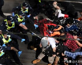 澳大利亞亂了！警察被抗議者撞倒在地並被踩踏，已抓數百人