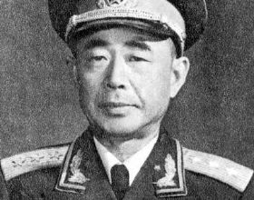 他公然頂撞蔣介石，打敗林彪10幾萬大軍，1955年被授封為開國上將