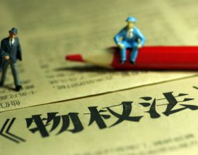 谷愛凌頒獎把另外兩塊獎牌也帶去了