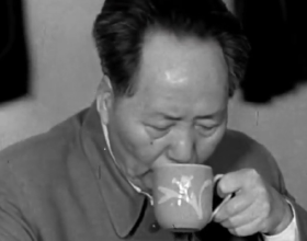 毛澤東嗜茶，尤其愛喝隔夜濃茶，自用茶杯與客人用杯只有一處差別