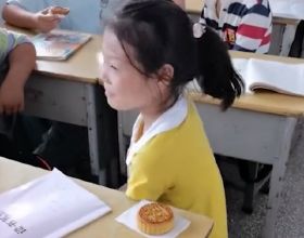 江蘇一班主任給學生髮月餅，女孩放桌上不捨得吃：帶回家給媽媽