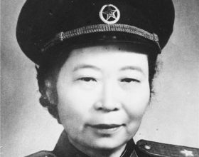 新中國第一位女將軍，回鄉時遇上毒打過自己的前夫，託人帶了句話