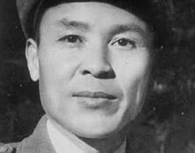 他是壯族人，12歲參加革命，42歲被授上將，在廣西當了20多年省長
