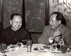 1956年毛主席舉行國宴，錢學森到場找不到座位，毛主席：來1號桌