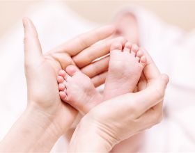 義大利兩女嬰出生時被抱錯，兩家庭共同撫養二女 20 餘年
