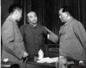 1951年彭德懷與主席臥房密談，周總理帶頭拍板，扭轉抗美援朝戰局
