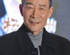 67歲李雪健近況曝光，首次出席兒子電影首映禮，口齒不清惹人淚目