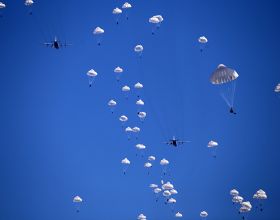 空降兵某部實施跨區域大規模叢集傘降訓練