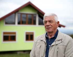 72歲老人為妻子打造旋轉房屋，可實現360度自由觀景