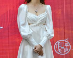 趙堯珂才是真正的白富美，穿緞面小白裙身材立體挺拔，甜美又大方