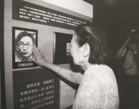 1981年，白公館一位老太看著牆上照片痛哭，遊客才知她是英烈遺孀