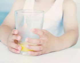 心臟病患者如何飲水？注意：這兩種喝水方式對心臟病人有致命危險