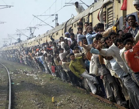 印度人一旦“開掛”，火車就沒了……為什麼他們這麼喜歡扒火車？