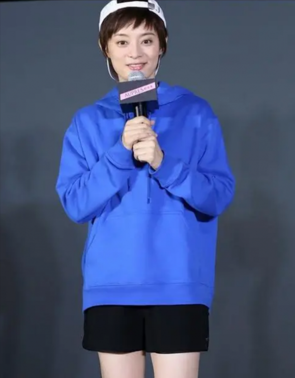 孫儷新年首秀大翻車，罕見穿馬褂卻搭運動鞋，全身照曝光像小書童