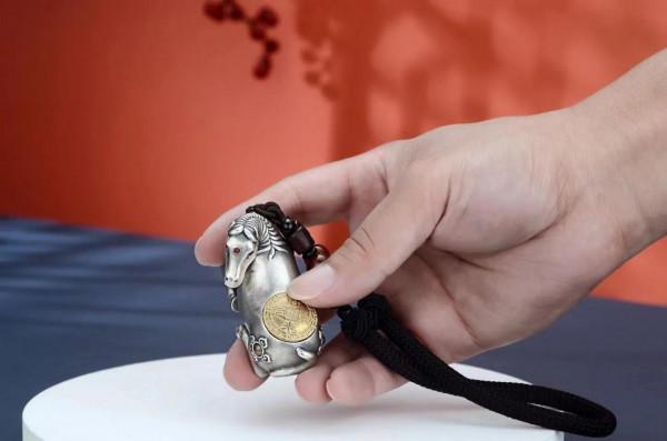 有誰不愛真金白銀？這純銀雕刻鍍金的手把件有點意思