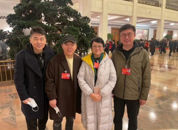 文代會明星拍合照，靳東侯鴻亮單獨同框，沈騰為露臉偷偷踮腳