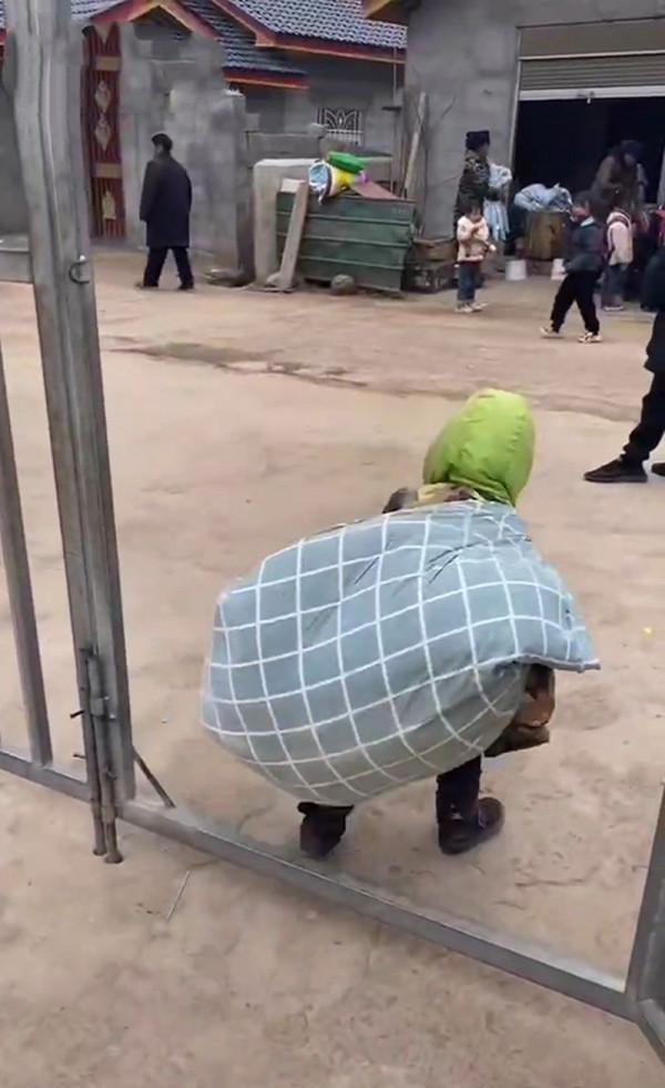 幼兒園孩子背床單被套回家，小小身軀走兩步歇兩步，背後真相心酸