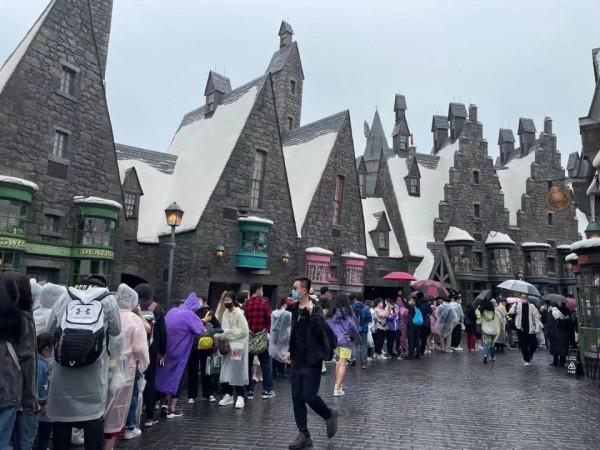 開園僅3小時,哈利·波特城堡旁遍地垃圾 開園僅3小時,哈利·波特城堡旁遍地垃圾