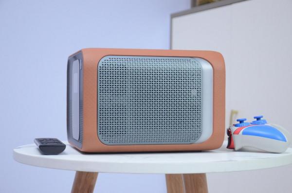 國產推出“4K解析度”的智慧投影儀：3000ANSI流明，開燈也能用