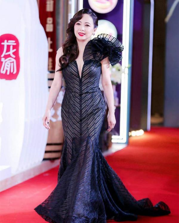 紅毯穿搭，蔣勤勤優雅李若彤仙氣，景甜變身復古名媛貴氣出挑