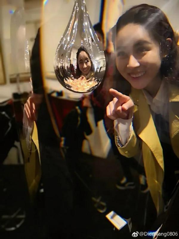 下一個王冰冰？刷屏的國社小姐姐什麼來頭？北大本科清華碩士顏值高