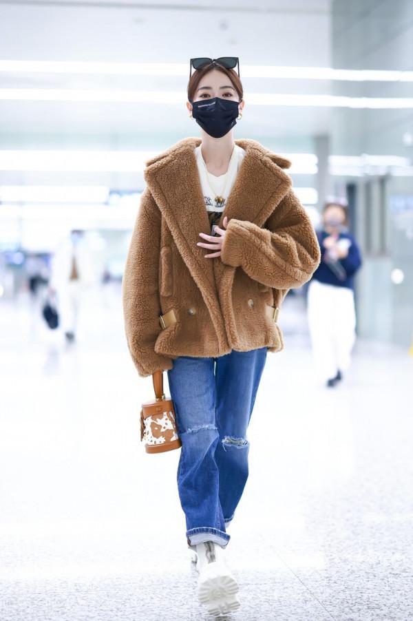 吳謹言穿棕色羊羔絨外套搭配破洞牛仔褲,腳踩白色短靴可愛減齡 吳謹言穿棕色羊羔絨外套搭配破洞牛仔褲,腳踩白色短靴可愛減齡