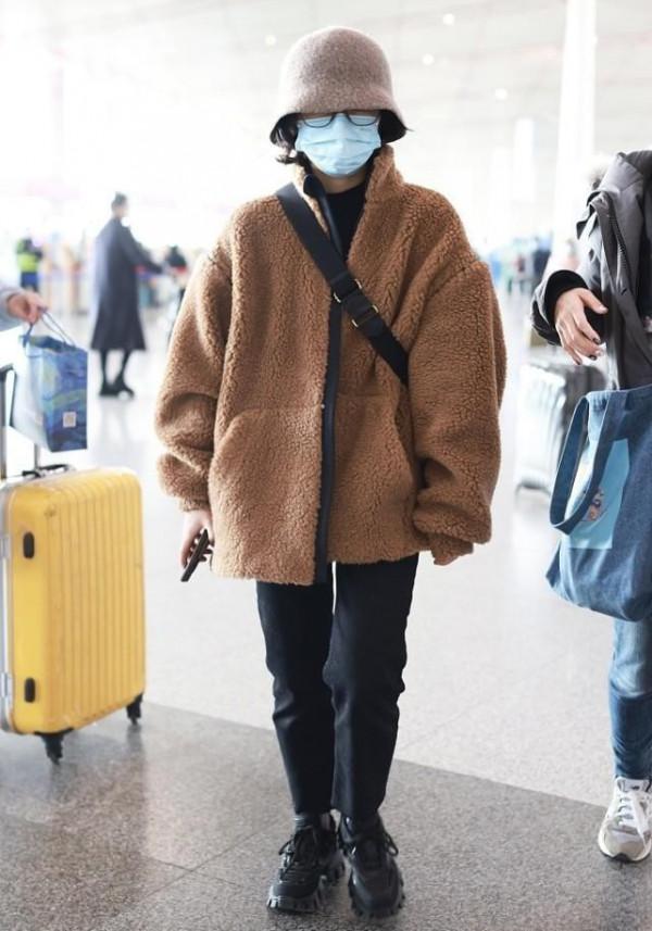 張子楓脫離孩子氣，穿亮片羽絨服拼接絲絨，背小挎包挺有輕熟氣質