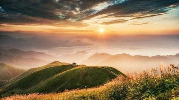 帳篷滿天飛,難道有魔法?來這裡與秋日相逢一席雲中金色草甸盛宴 帳篷滿天飛,難道有魔法?來這裡與秋日相逢一席雲中金色草甸盛宴