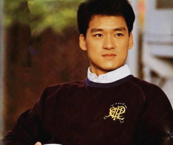 31歲兒子T臺首秀,周華健60歲妻子罕現身支援,滿頭白髮但氣質好 31歲兒子T臺首秀,周華健60歲妻子罕現身支援,滿頭白髮但氣質好