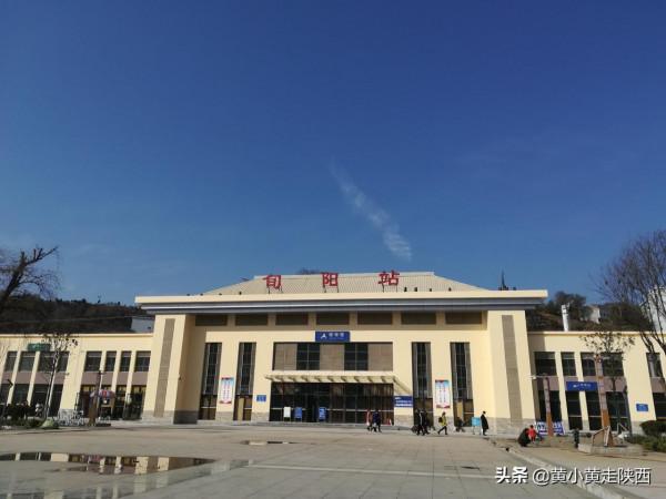 一個人深夜到陝南，到了一個荒郊野外的火車站，壯膽住30元小旅館