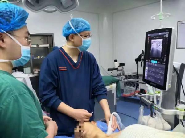 頸部巨大腫塊，然而高血壓和肥胖讓她的手術之路充滿變數