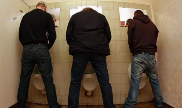 有些人明明喝了很多水，但是卻不愛上廁所，可能是這3點原因