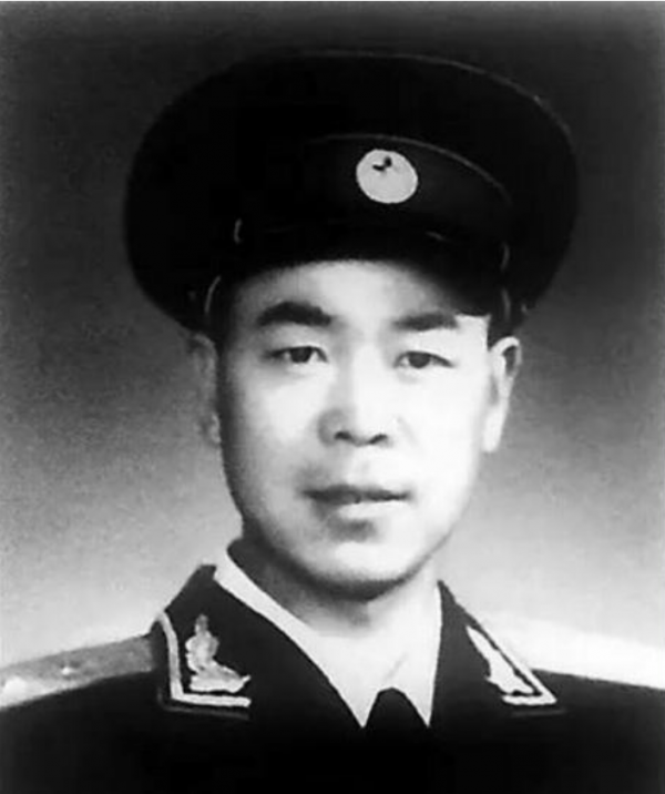 老農稱“我打下過美國人的飛機”被嘲笑，閱兵式上出現嚇壞村民