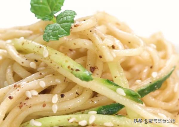 在家來一碗美味的麻醬拌麵,鮮香爽口,解饞營養,吃一次念念不忘 在家來一碗美味的麻醬拌麵,鮮香爽口,解饞營養,吃一次念念不忘