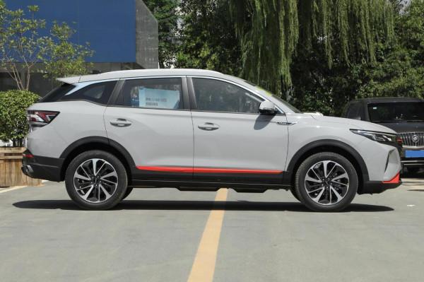 東風風神AX7馬赫版，搭載190馬力，內飾舒適，操作起來比較好上手