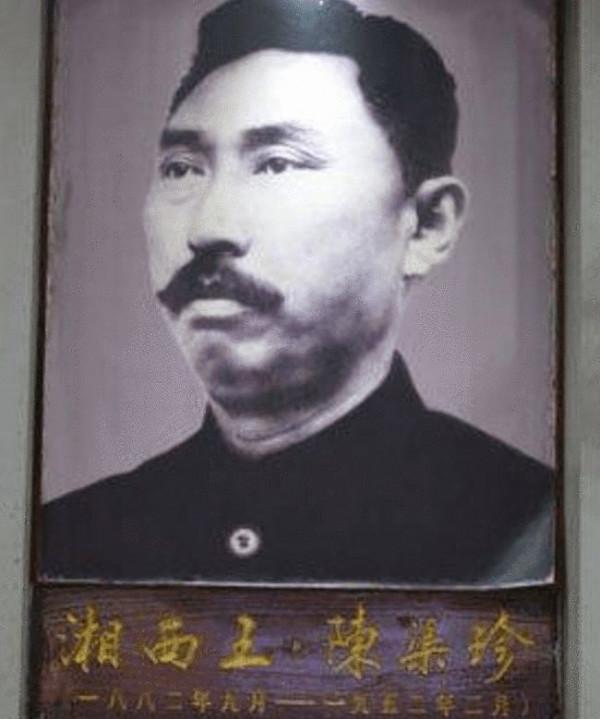 1949年，湘西上空突降10萬銀元，村民興奮爭搶，結果引來殺身之禍