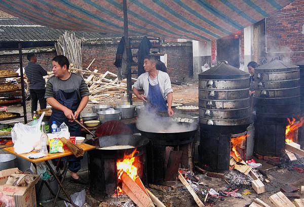 過去農村酒席都是村裡人幫忙，現在為什麼都喜歡一條龍服務外包呢