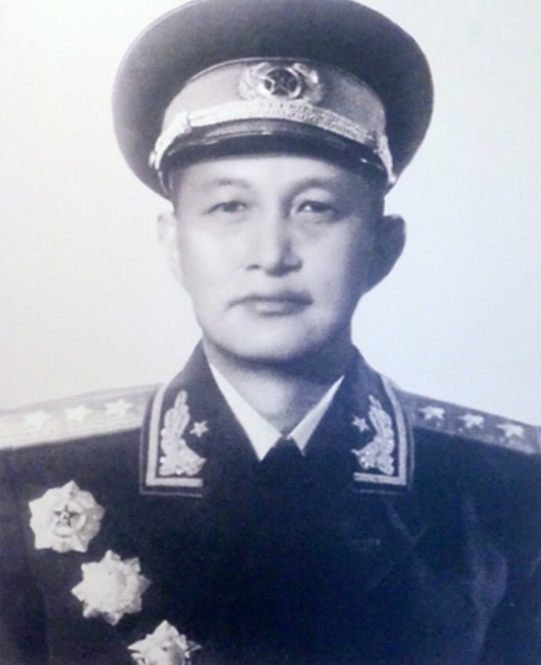 洪學智夫婦行軍途中遇到何事，向百姓說：老鄉，收下我們的孩子吧