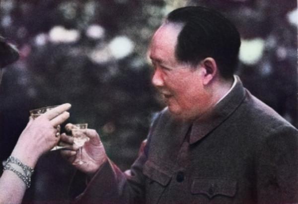 1959年,毛主席參加大女兒李敏婚禮,一向不勝酒力的他連乾數杯 1959年,毛主席參加大女兒李敏婚禮,一向不勝酒力的他連乾數杯