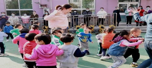 早操活力燃爆小宇宙,聽說爸爸媽媽也來圍觀啦 早操活力燃爆小宇宙,聽說爸爸媽媽也來圍觀啦