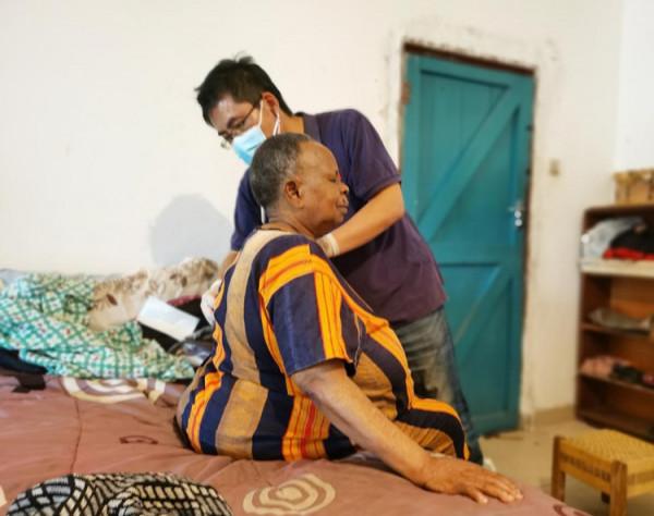 兩位耄耋老人臥病難忍，援贊醫療隊聞訊出診